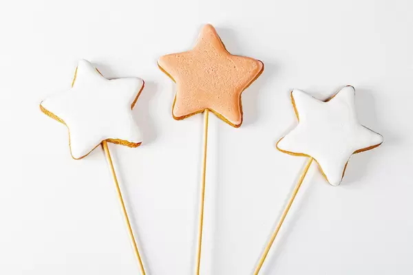 Gingerbread stars on white background (Flip 2019)