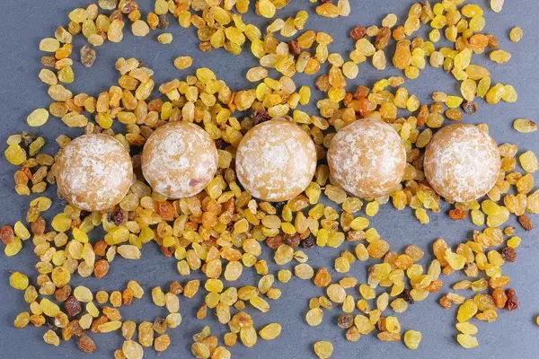 Gingerbread with raisins background (Flip 2019)