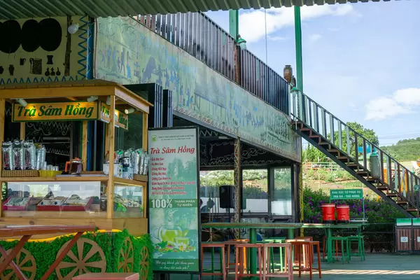 Ginseng Tee Verkaufsstand unter einer Sonnenterasse im Me Linh Cafe in Da Lat, Vietnam