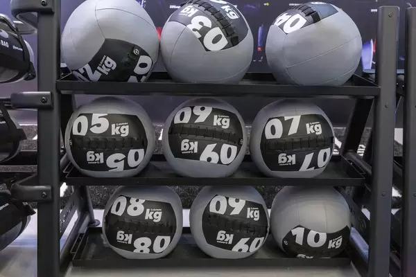 Gipara Slam Balls in verschiedenen Größen an dem Fibo Fitness-Messe in Köln