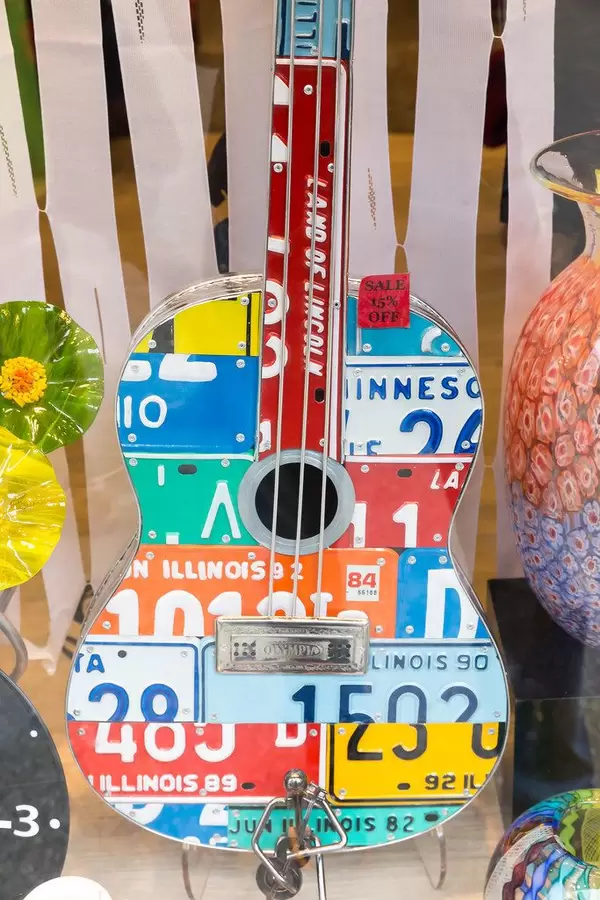 Gitarre aus PKW-Kennzeichen