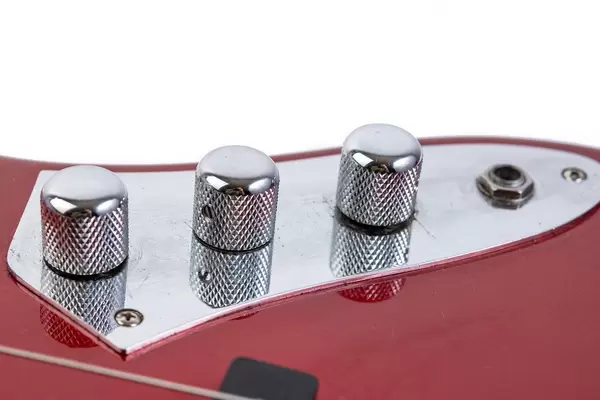 Gitarren-Potentiometers auf einer roten Gitarre in der Nahaufnahme