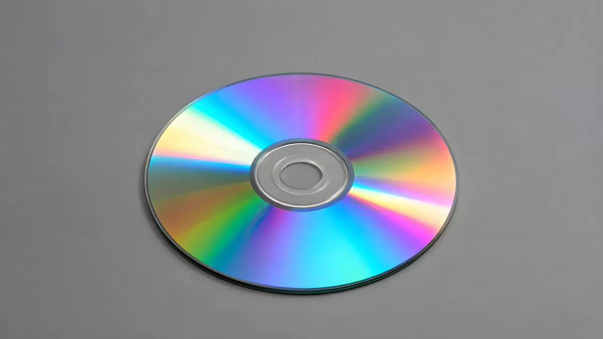 Glänzende CD mit Regenbogenreflexen auf grauem Untergrund
