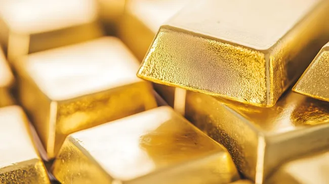 Glänzende Goldbarren in pyramidenförmiger Anordnung