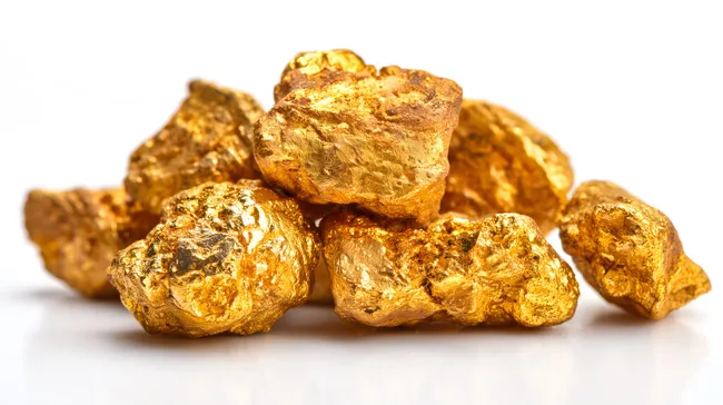 Glänzende Goldnuggets auf weißem Hintergrund
