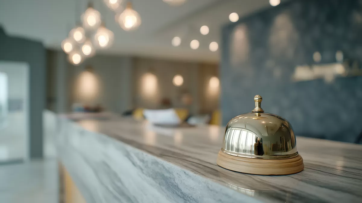 Glänzende Hotellobby mit Marmortresen und Empfangsschelle