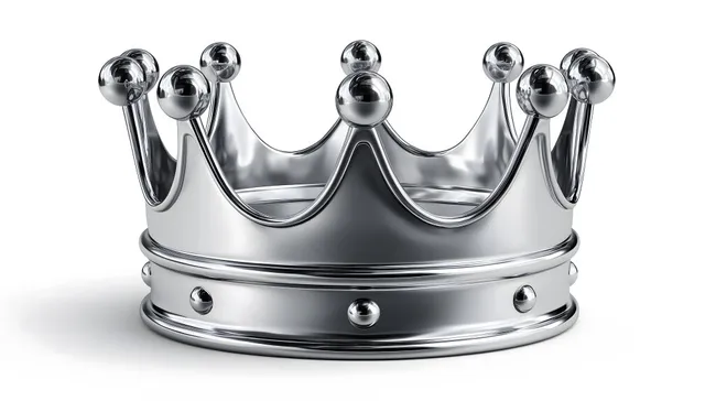 Glänzende Königskrone aus Silber auf Weiß