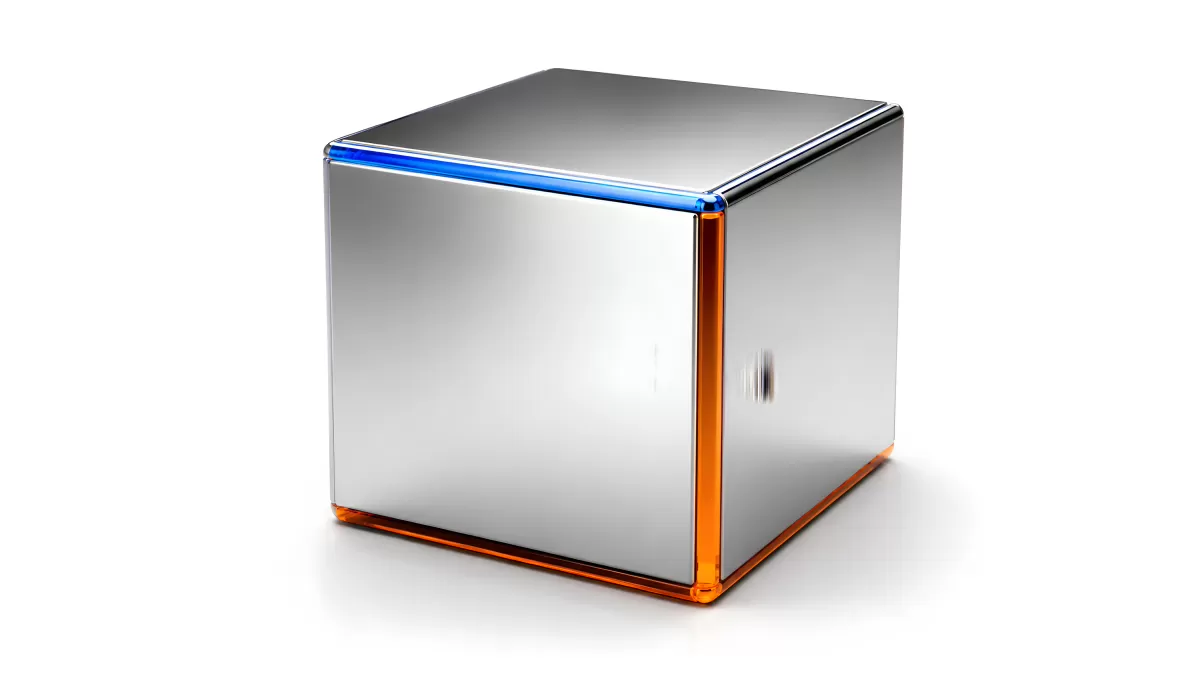 Glänzender Metallwürfel mit blauer und oranger Beleuchtung