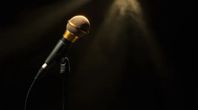 Glamouröses goldenes Mikrofon auf Bühne