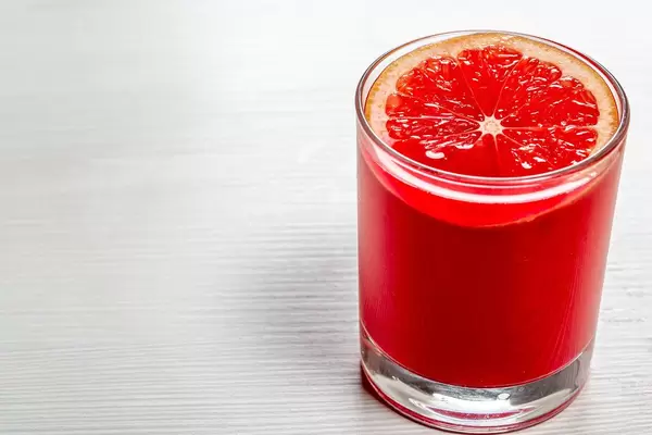 Glas mit Grapefruit Saft und einer Scheibe Grapefruit