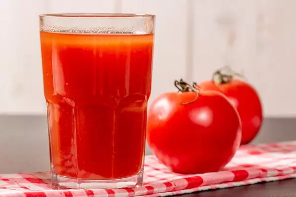 Glas mit natürlichem, frischem Tomatensaft aus ganzen Tomaten