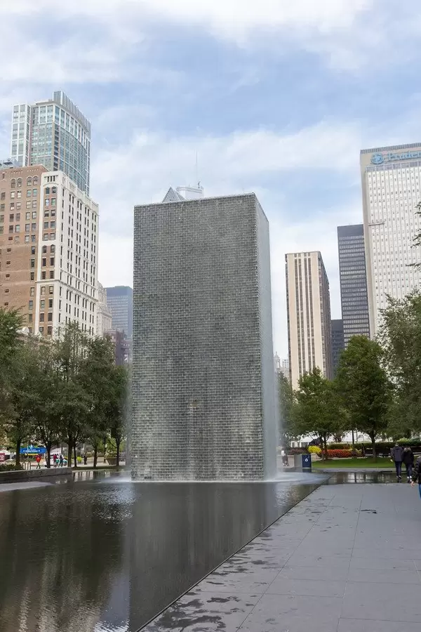 Glasbausteinturm der Crown Fountain vom katalanischen Künstler Jaume Plensa beim Millennium Park in Chicago