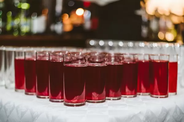 Gläser mit frisch gepresstem Saft