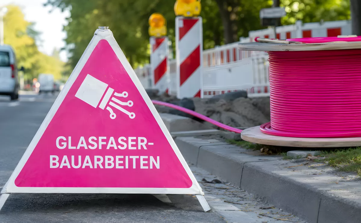 Glasfaser-Baustelle mit Kabelrolle und Warnschild