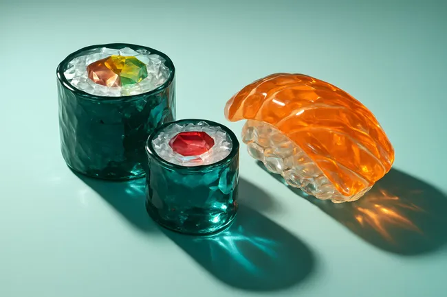 Glasförmige Juwelen auf farbigem Hintergrund