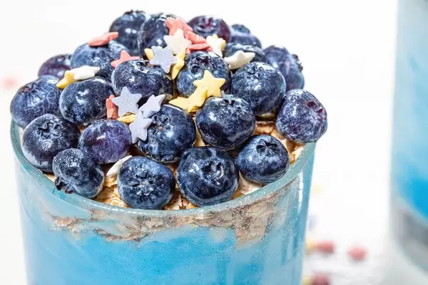 Glass with fruit smoothie, oatmeal and blueberries close-up (Flip 2019)
