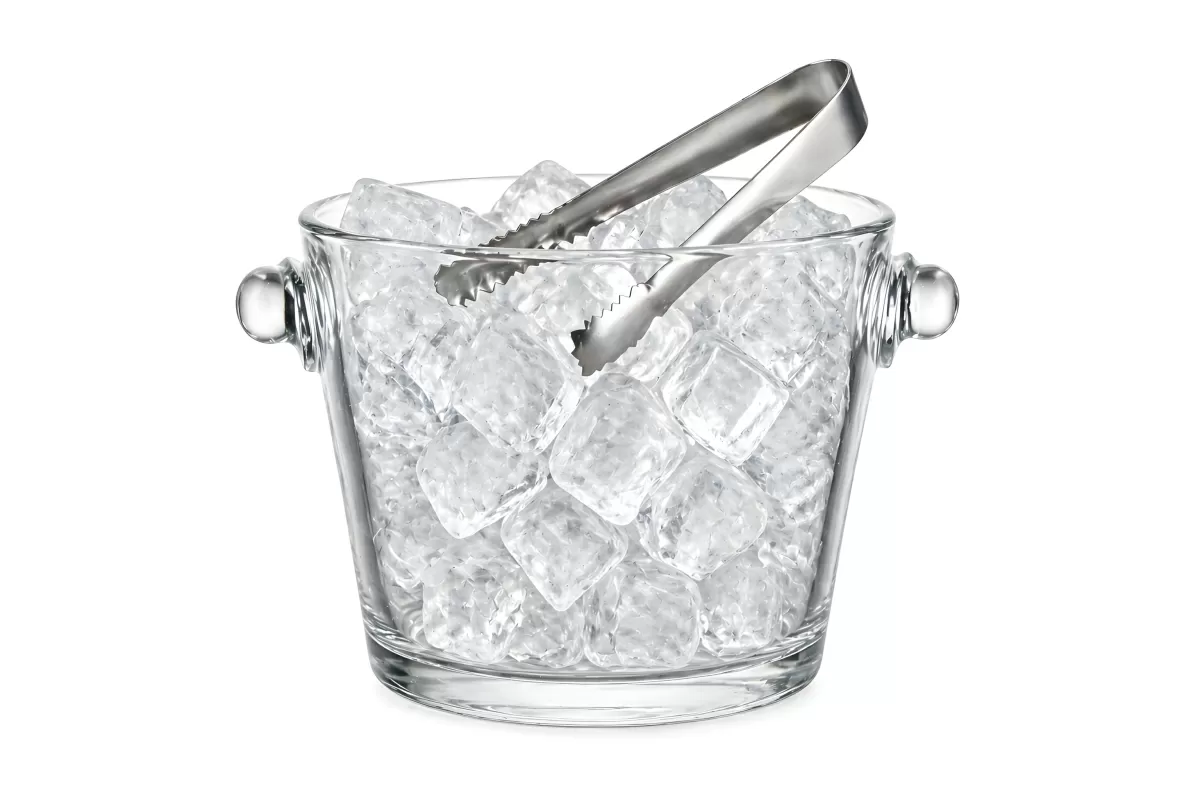 Glasschale mit Eiswürfeln und Edelstahlzange