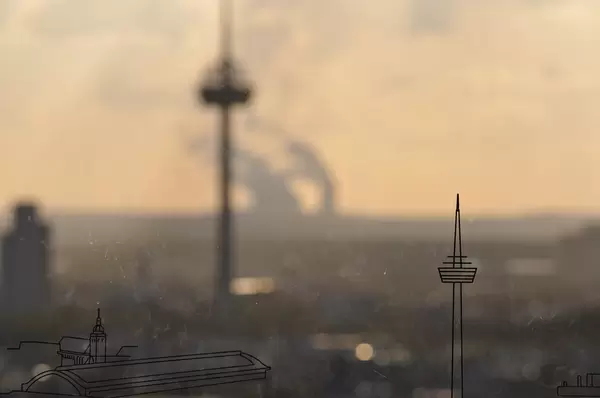 Glasscheibe mit Kölns Sehenswürdigkeiten mit unscharfem Hintergrund