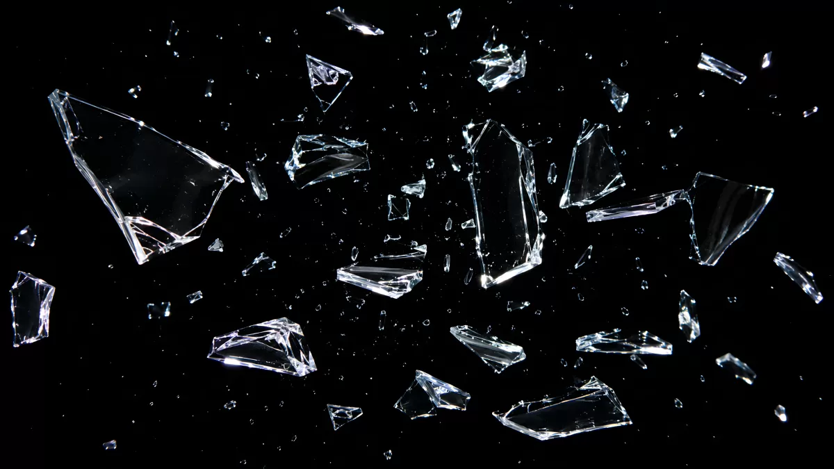 Glasscherben fliegen durch dunklen Hintergrund