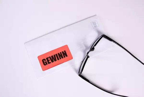 Glasses and envelope with Gewinn text