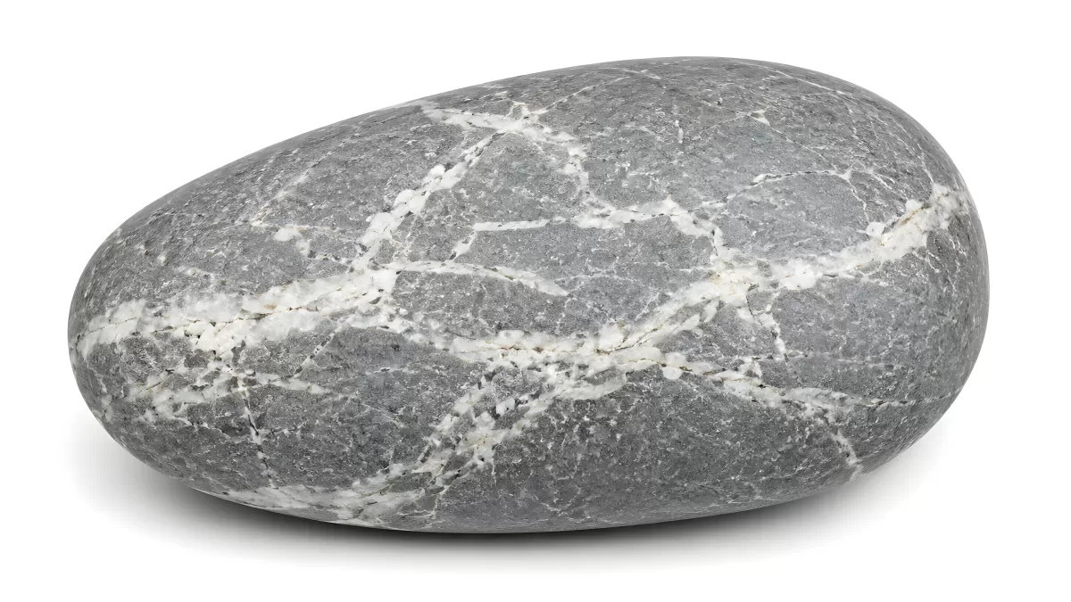 Glatter grauer Kieselstein mit weißen Adern