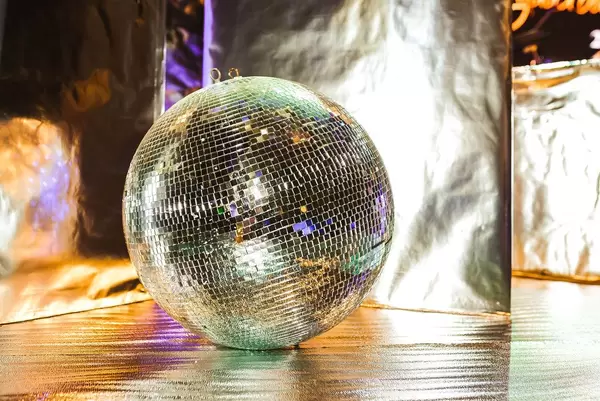 Glitzernde Discokugel auf einer Bühne Nahaufnahme
