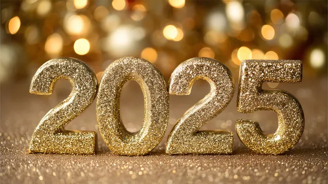 Glitzernde goldene Jahreszahl 2025 vor Bokeh-Hintergrund