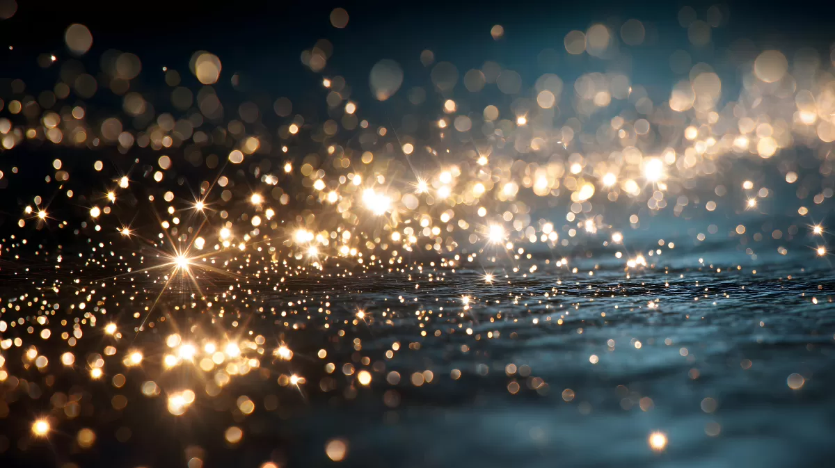 Glitzernde Lichtreflexe in dunkler Wasserwelt