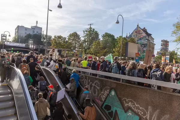 Globale Demonstration für Umweltschutz: Demonstrierende aller Generationen am Hans-Böckler-Platz in Köln-Ehrenfeld