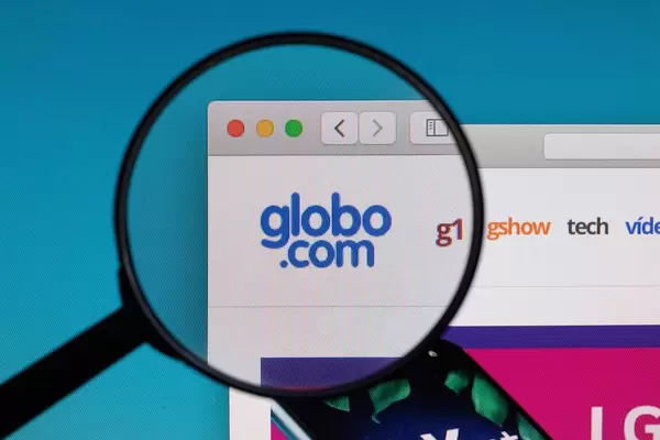 Globo.com logo under magnifying glass