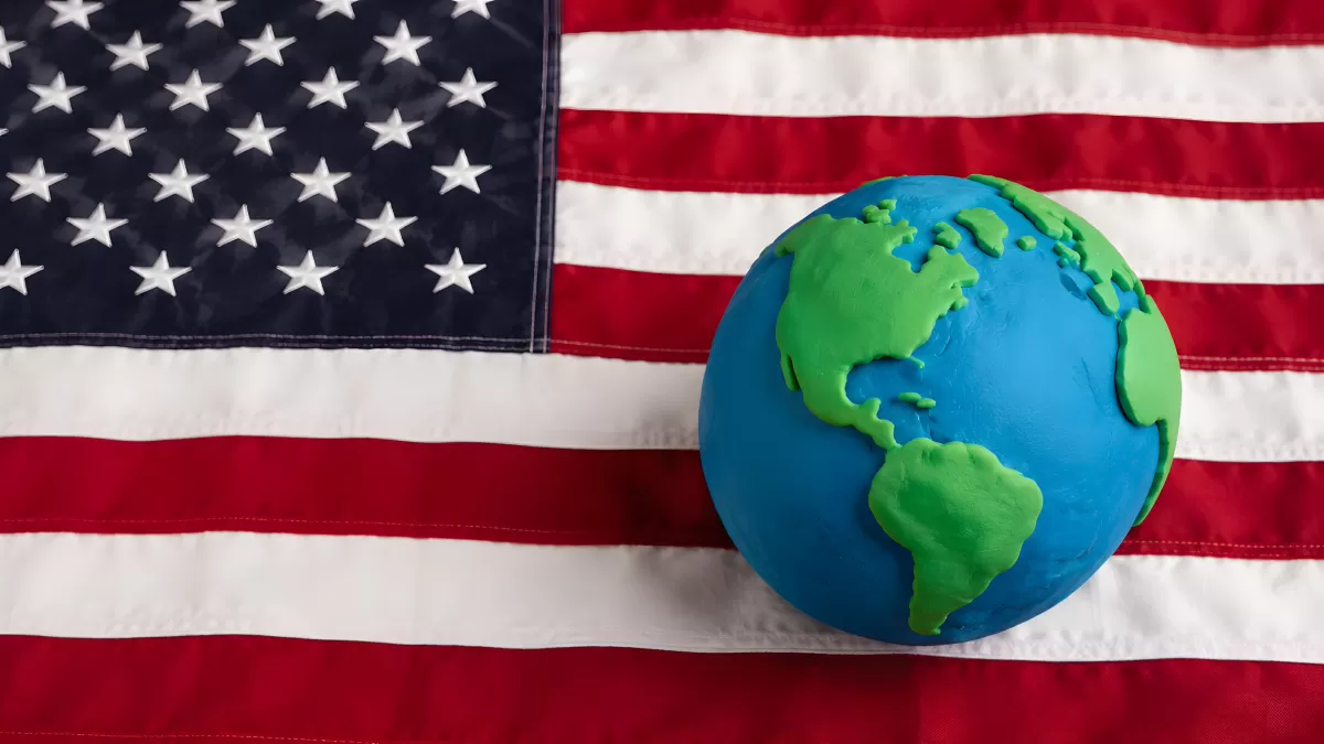 Globus aus Knete auf amerikanischer Flagge