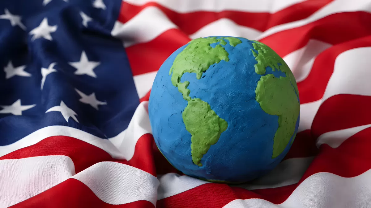Globus aus Knetmasse auf amerikanischer Flagge