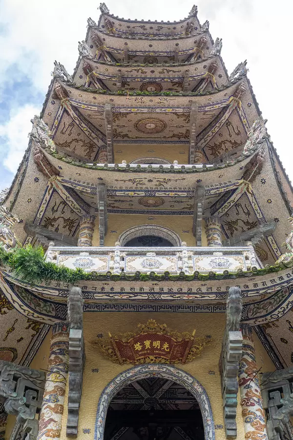 Glockenturm der Linh Phuoc Pagode mit Mosaik-Kunst in Da Lat, Vietnam