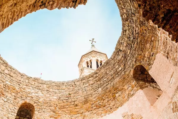 Glockenturm einer Kirche in Split, Kroatien