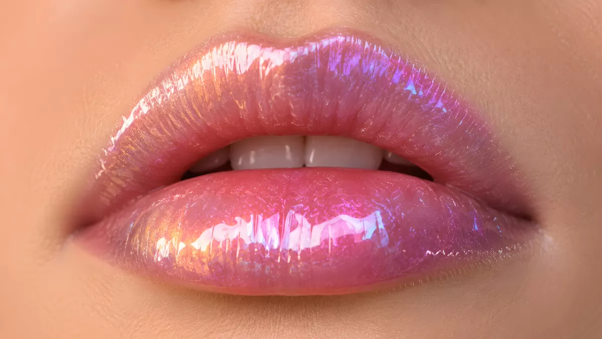 Glossy Lippen mit holografischem Schimmer in Rosa