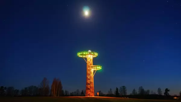 Glowing observatory tower at night / Glühender Observatorium in der Nacht