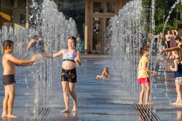 Kinder spielen im Springbrunnen, Moskau