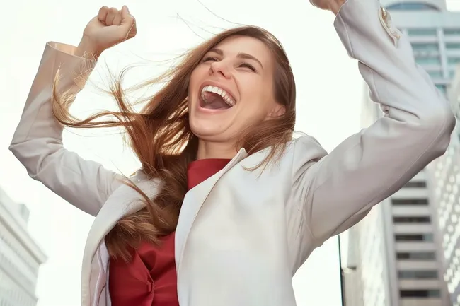 Glückliche Geschäftsfrau feiert erfolgreichen Arbeitstag