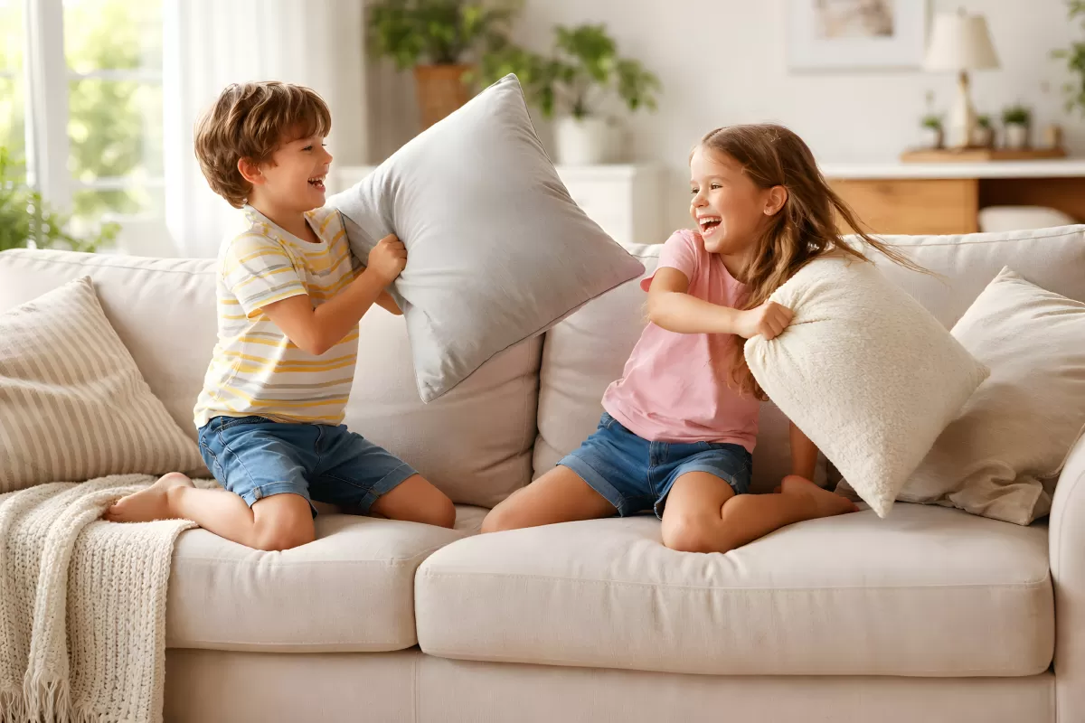 Glückliche Kinder spielen im Wohnzimmer