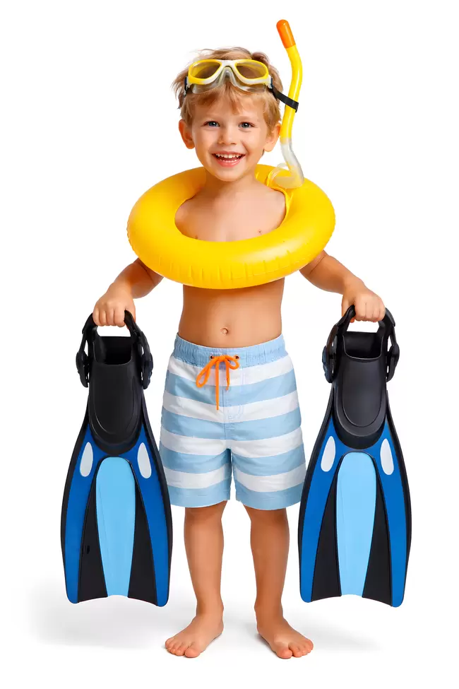 Glückliches Kind im Badeanzug mit Schwimmflügeln und Schnorchelausrüstung