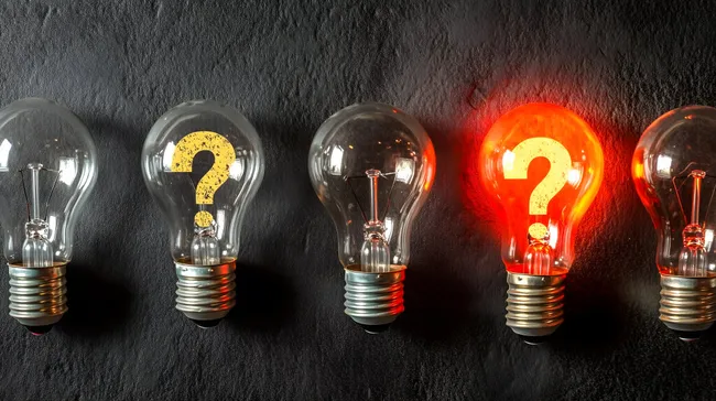 Glühbirnen mit Fragezeichen als Symbol für Ideen