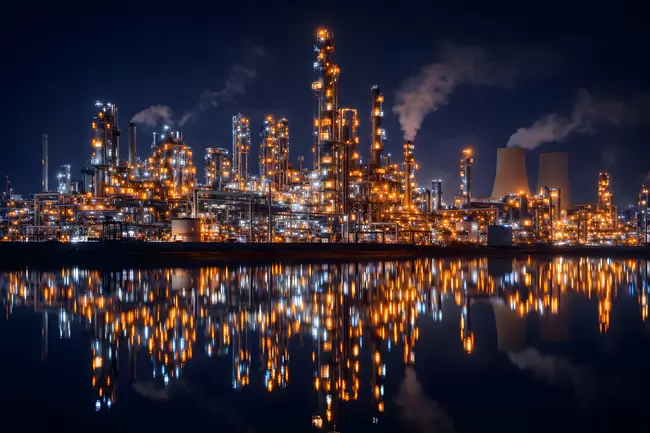 Glühende Industrieanlage - Nachtaufnahme mit Spiegelung