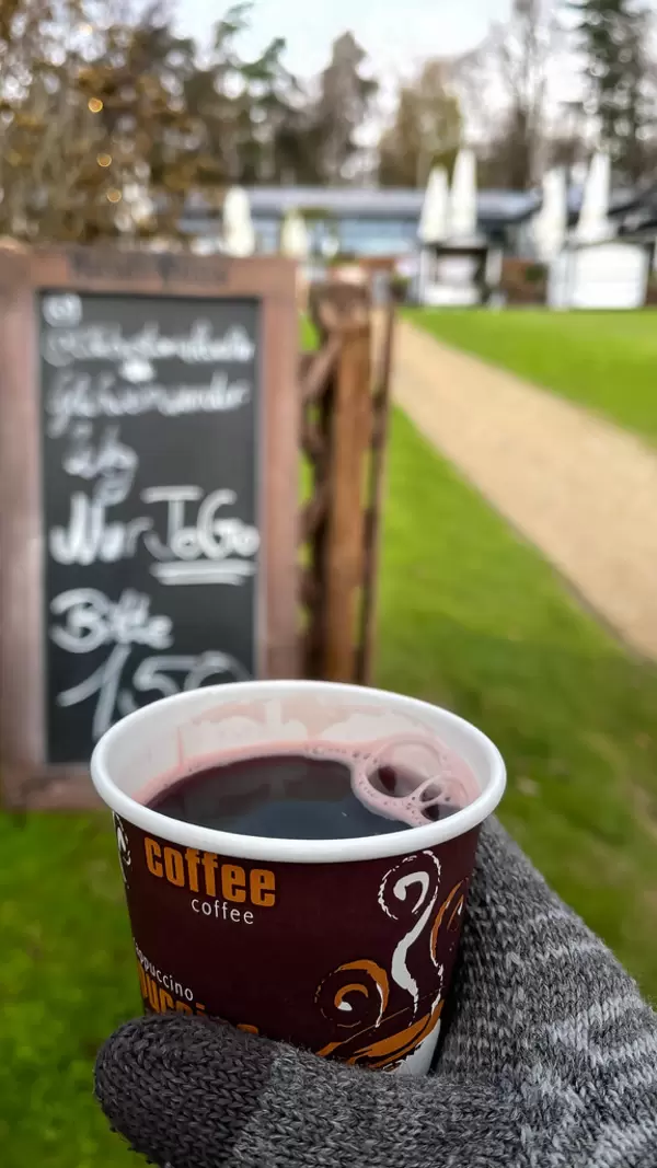 Glühwein im Pappbecher in Corona-Zeiten. Nur "To Go" mit Verzehr ab 50 Meter Entfernung möglich
