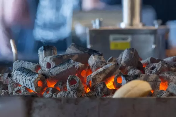 Glut in einem riesigen Grill