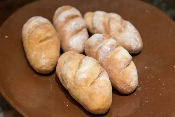Glutenfreie Baguettes auf brauner Schale