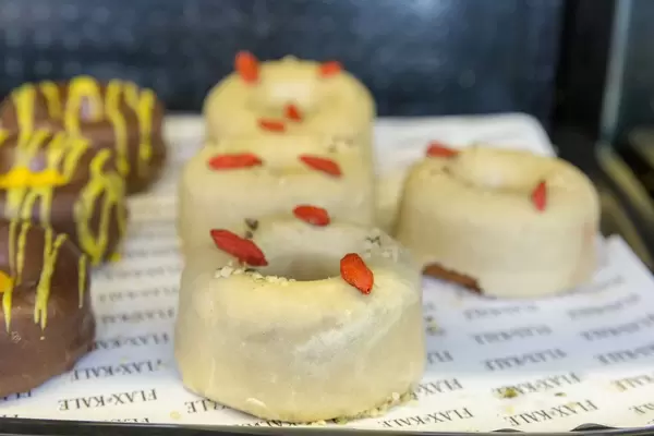 Glutenfreie Donuts mit Ahornsirup-Glasur im Flax & Kale Restaurant in Barcelona, Spanien