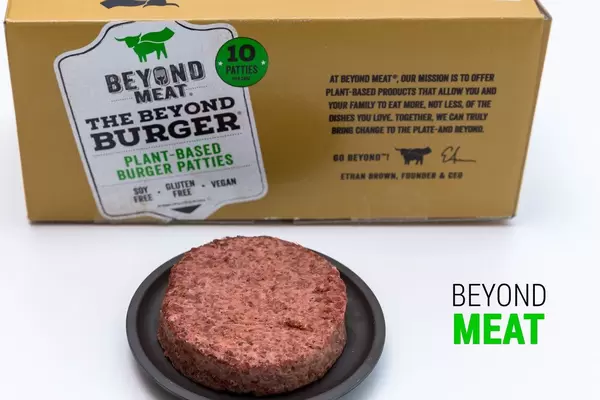 Glutenfreie, sojafreie und vegane Burgerpatties in der Familienpackung als Fleischersatz von Beyond Meat Burger