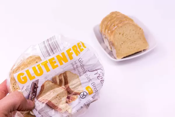 Glutenfreies Brot - in Verpackung mit Scheiben im Hintergrund