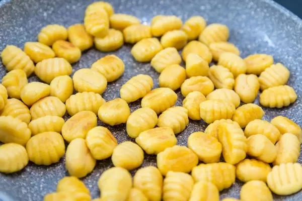 Gnocchi in einer Pfanne anbraten