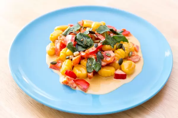 Gnocchi with pumpkin seeds in pepper sauce by Hellofresh